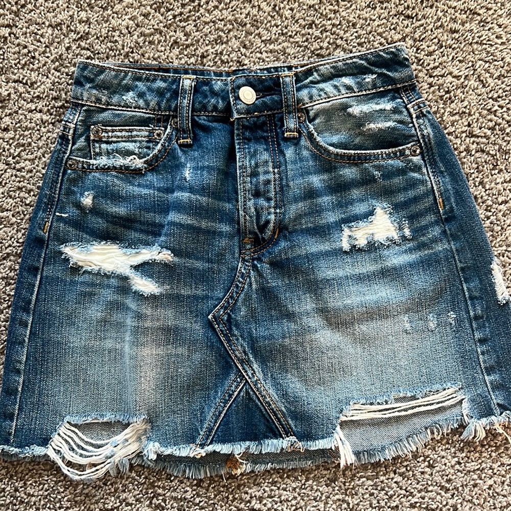 American Eagle Mini Skirt. Slightly distressed, medium wash, size 00
